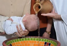 Detalhe em foto de batizado ocorrido no Oeste de SC surpreende fiéis