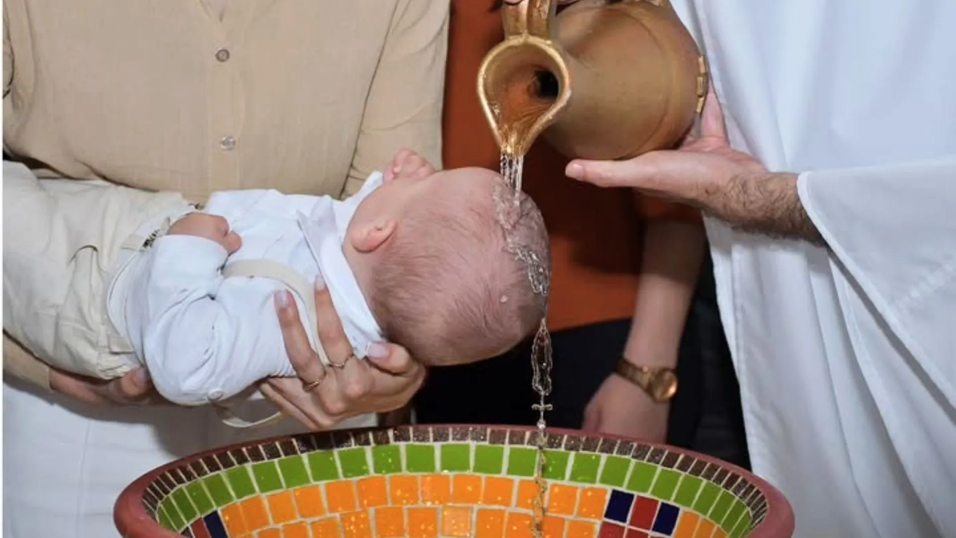 Detalhe em foto de batizado ocorrido no Oeste de SC surpreende fiéis Detalhe em foto de batizado ocorrido no Oeste de SC surpreende fiéis