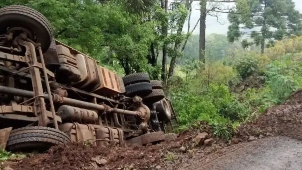 Caminhão com placa de Videira, carregado de suínos, tomba em estrada rural do Meio-Oeste