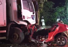 Colisão entre Gol e caminhão mata três pessoas na BR-470