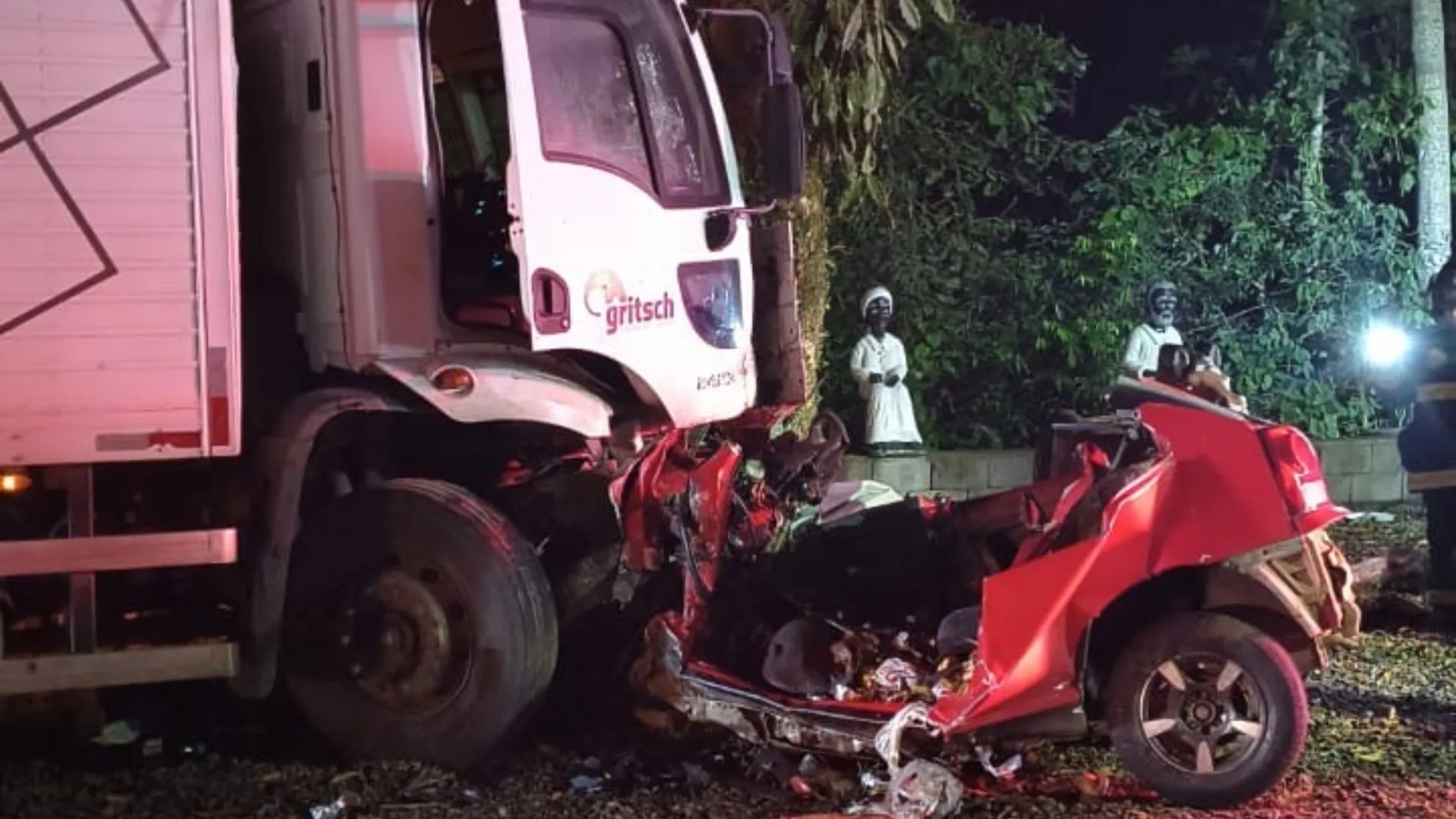 Colisão entre Gol e caminhão mata três pessoas na BR-470 Colisão entre Gol e caminhão mata três pessoas na BR-470