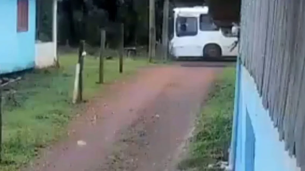 Adolescente de 17 anos morre ao ser atropelado ao descer de ônibus