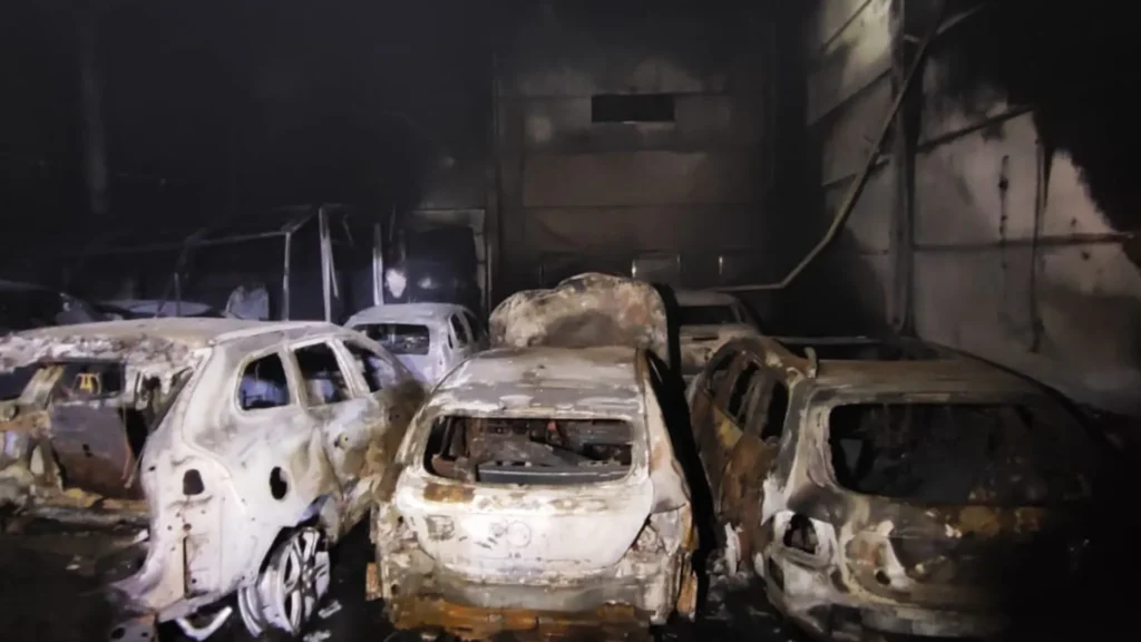 Incêndio destrói 16 veículos em oficina mecânica