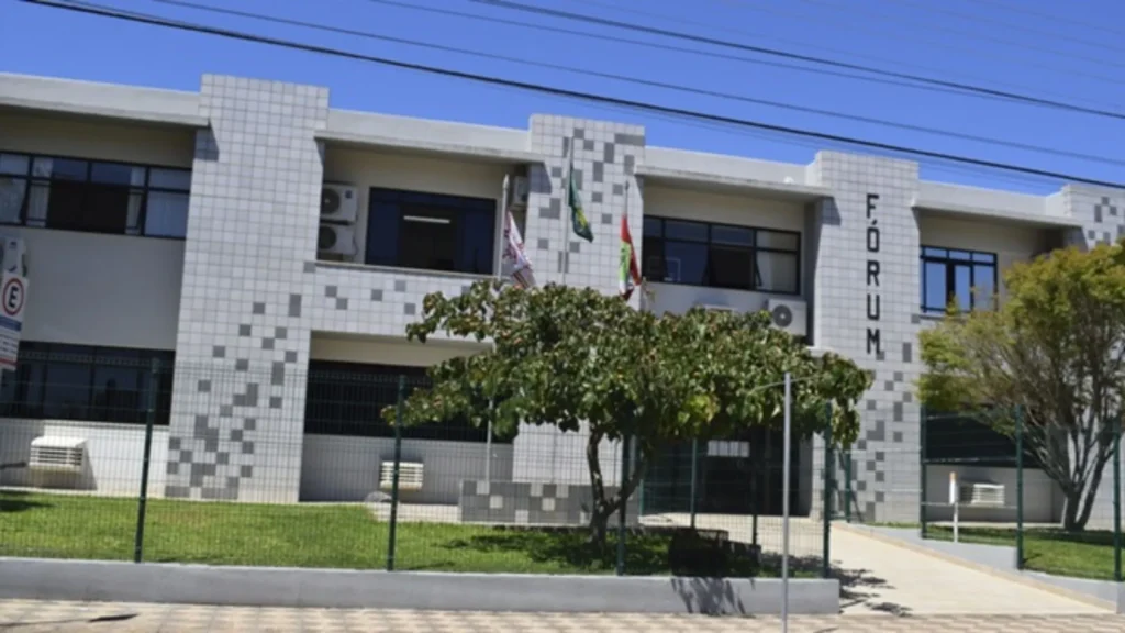 Homem é preso em flagrante dentro de fórum no Meio-Oeste após ameaçar ex-companheira