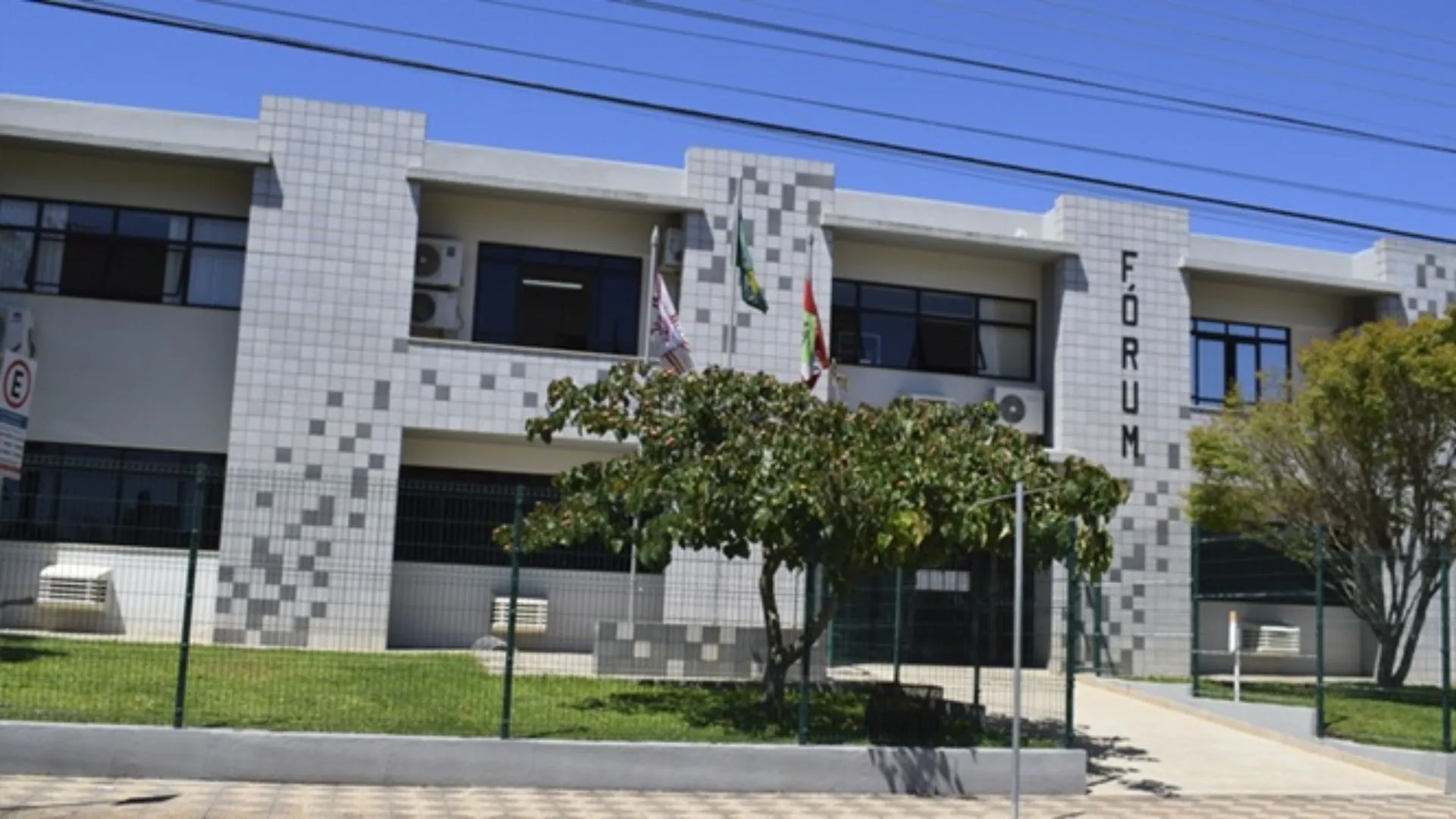 Homem é preso em flagrante dentro de fórum no Meio-Oeste após ameaçar ex-companheira Homem é preso em flagrante dentro de fórum no Meio-Oeste após ameaçar ex-companheira