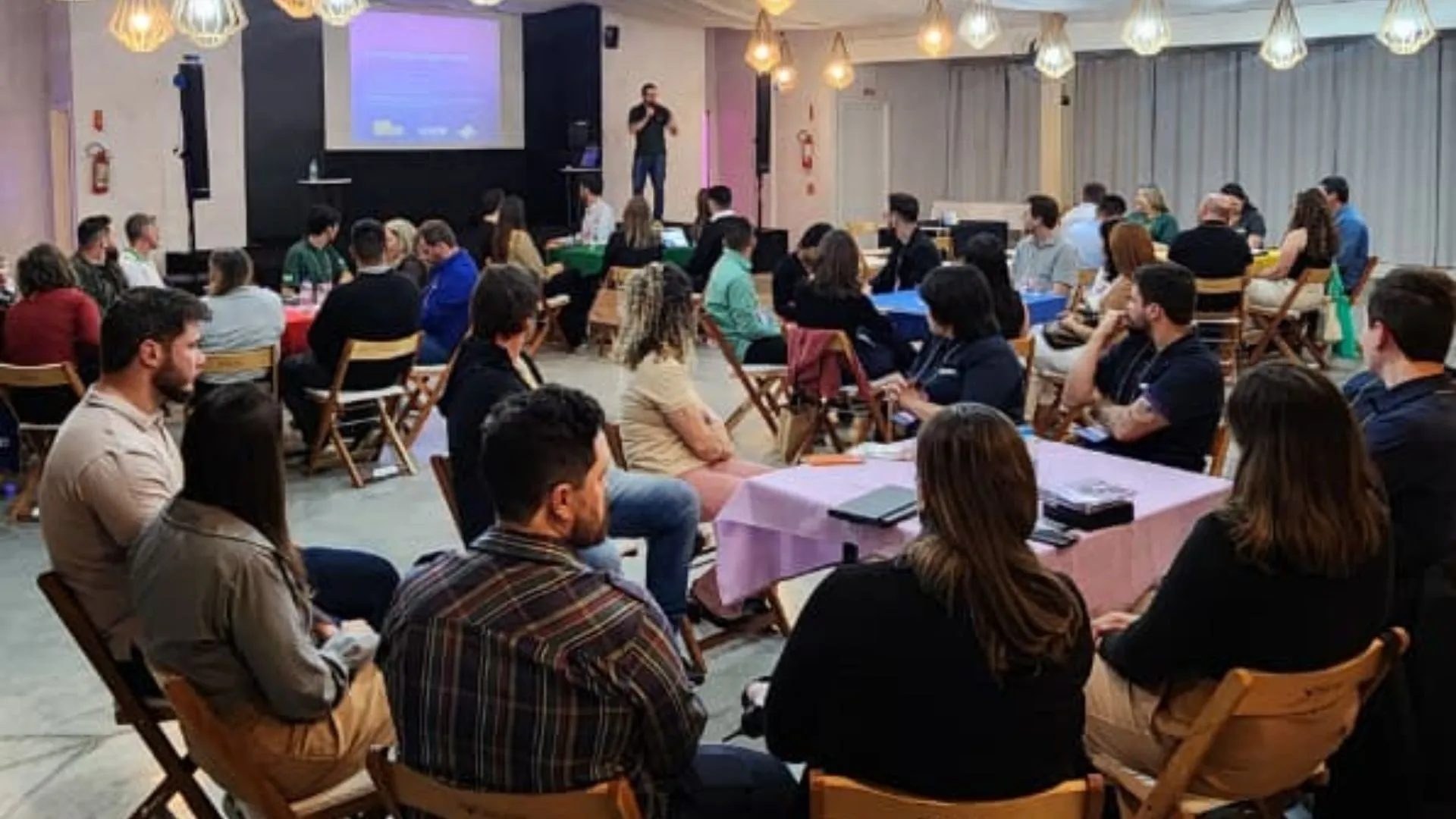 Mais de 40 empresas se conectam em rodada de negócios da ACIAV