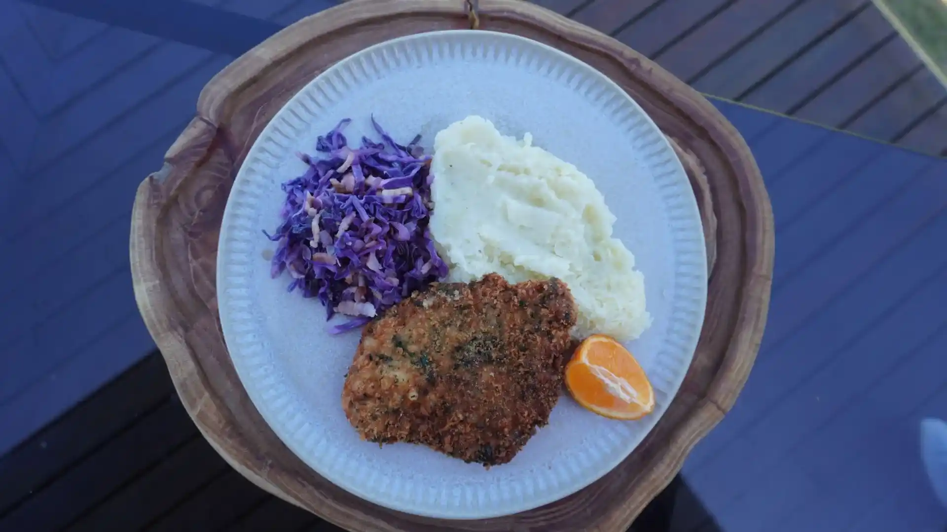 Schnitzel com purê e repolho roxo: Essência na Cozinha com sabor de tradição