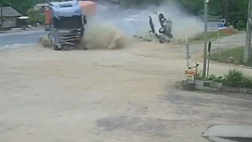 Colisão entre carros e caminhão deixa um morto na BR-470