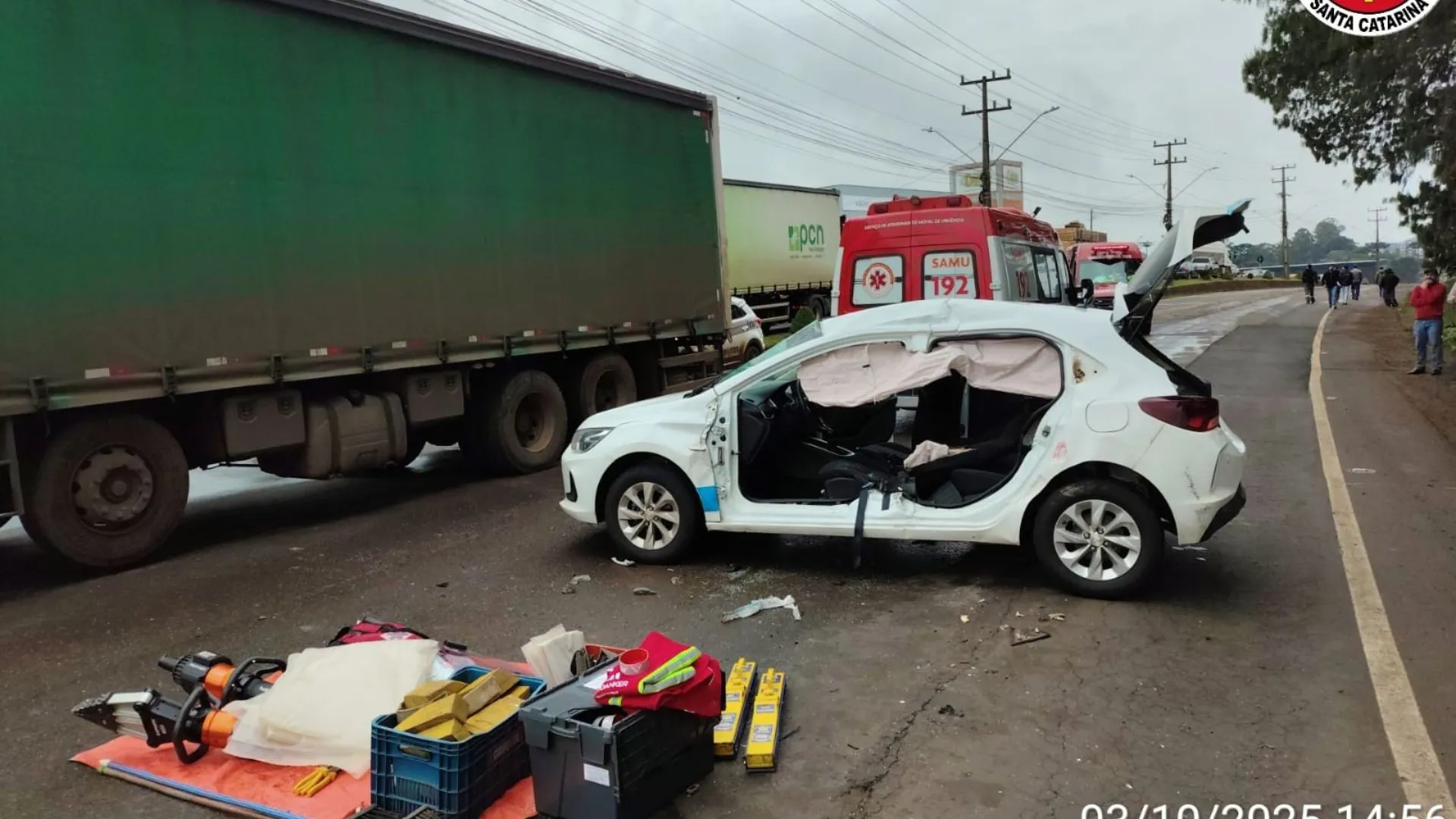 Colisão entre carro e caminhão deixa duas vítimas em Fraiburgo
