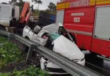 Duas pessoas morrem em acidente entre carro e caminhão