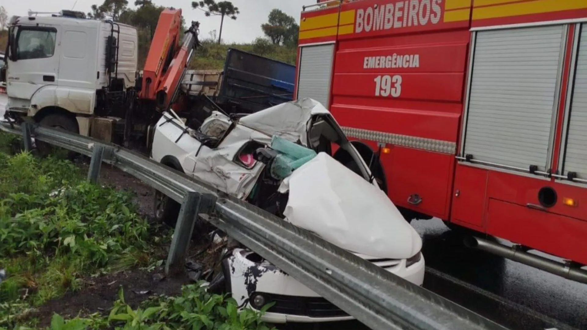 Duas pessoas morrem em colisão entre carro e caminhão