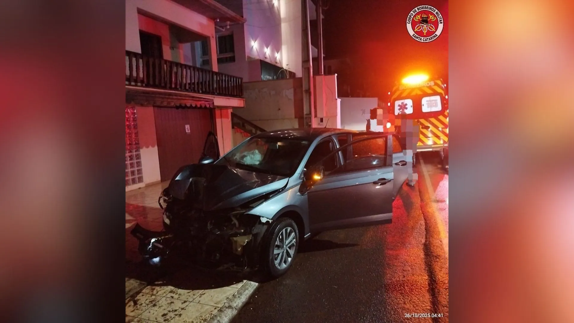 Mulher fica ferida após carro colidir contra muro no centro de Tangará