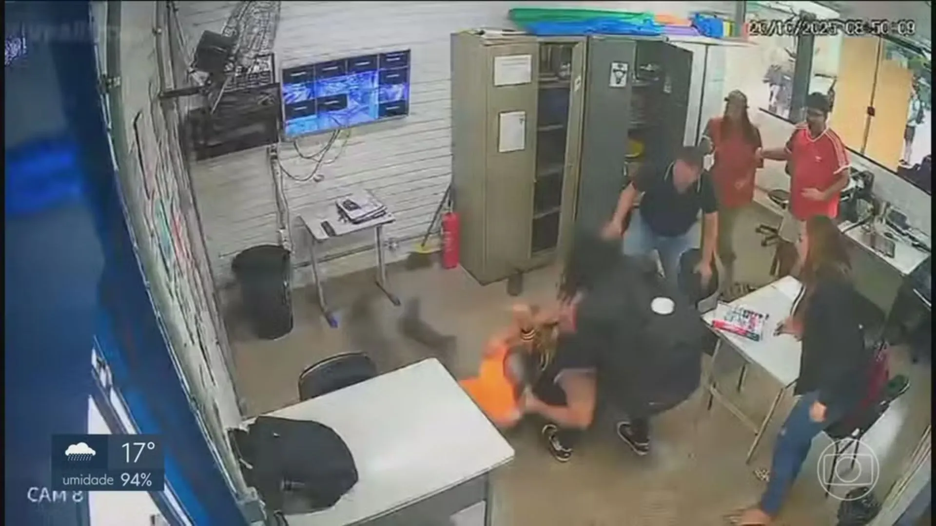 Pai agride professor com nove socos após bronca por celular