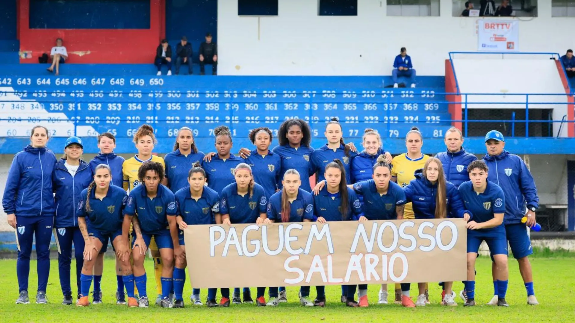 Atletas do Avaí/Kindermann protestam contra salários atrasados