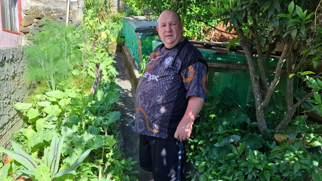 Morador cultiva mais de 100 plantas no quintal de casa