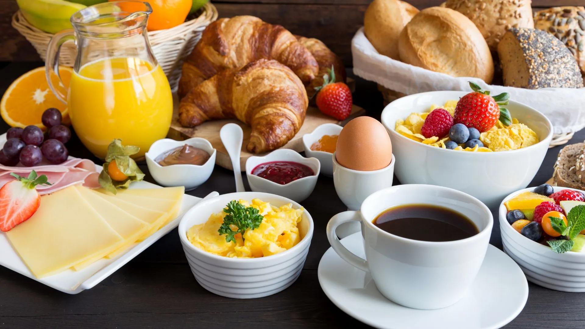 Qual é o verbo certo para “tomar café da manhã”?