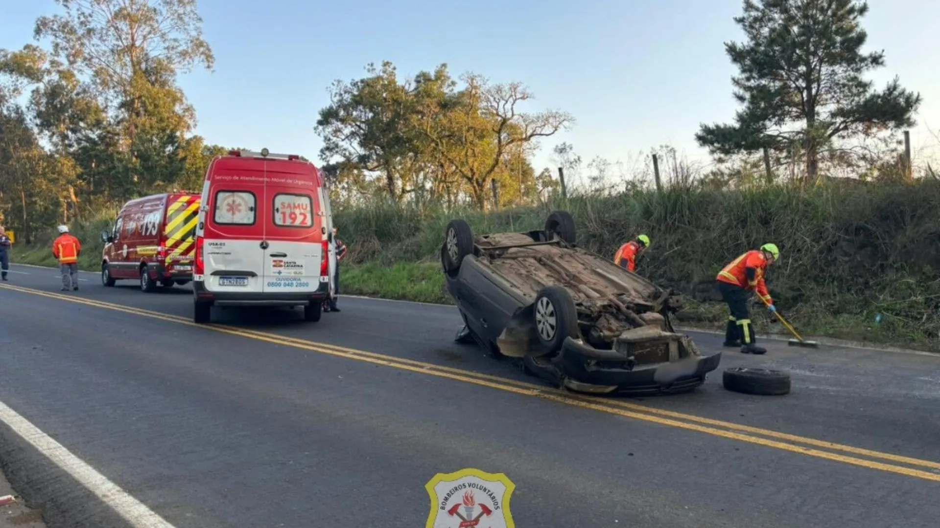 Condutora fica ferida após capotamento na SC-350 em Caçador