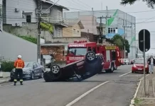 Veículo capota no Centro de Caçador nesta terça-feira