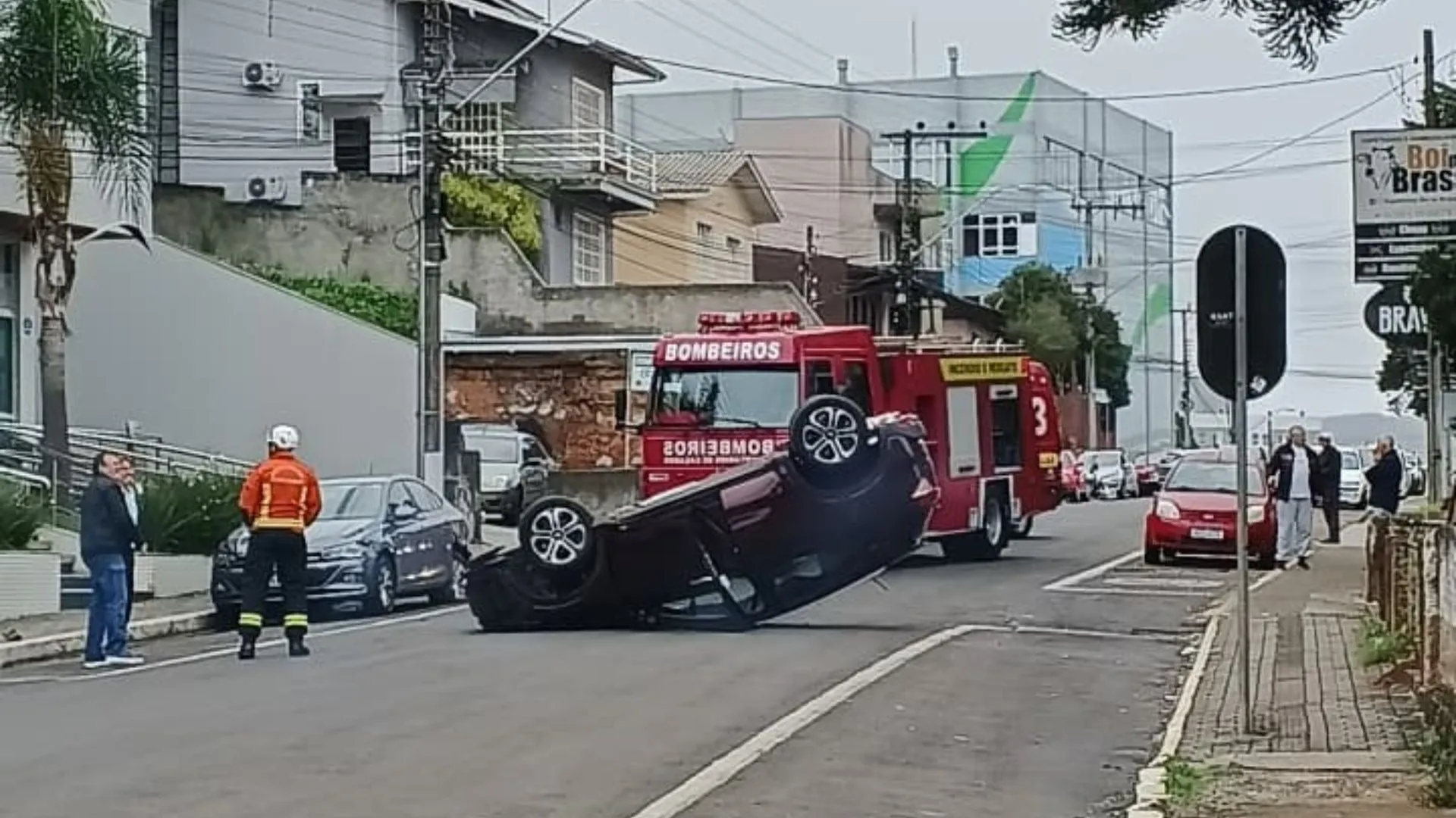 Veículo capota no Centro de Caçador nesta terça-feira