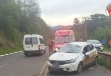 Bombeiros atendem capotamento na SC-135 em Tangará