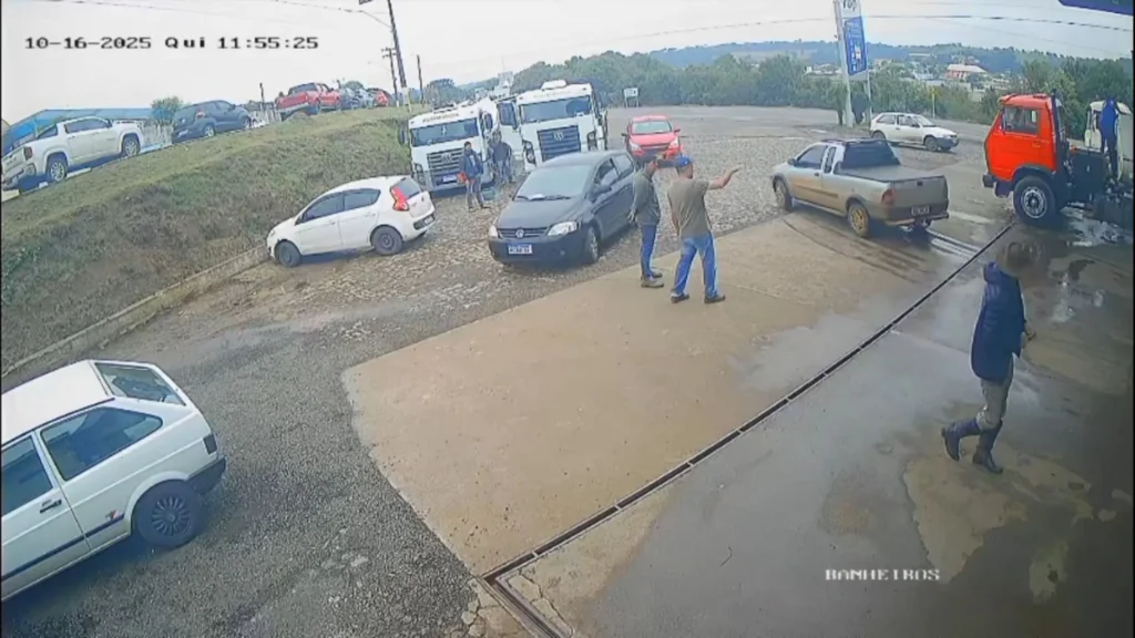 Motorista esquece de puxar freio de mão e carro cruza rodovia