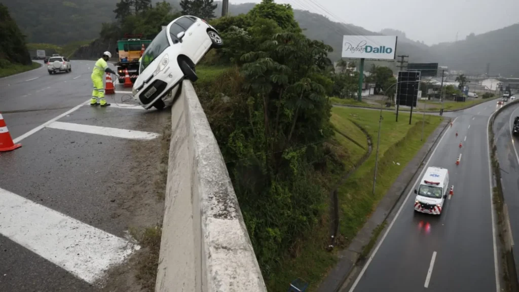 Motorista se perde no Morro do Boi e carro quase cai na BR-101