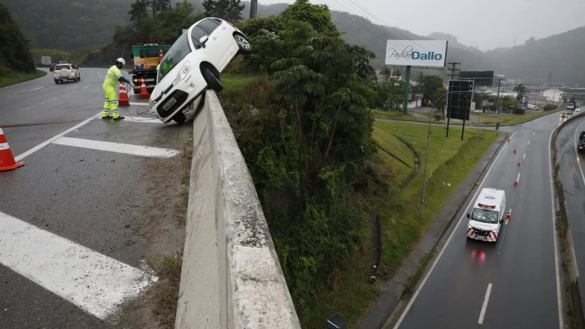 Motorista se perde no Morro do Boi e carro quase cai na BR-101