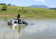 Jovem senta no teto do carro após cair em rio de SC
