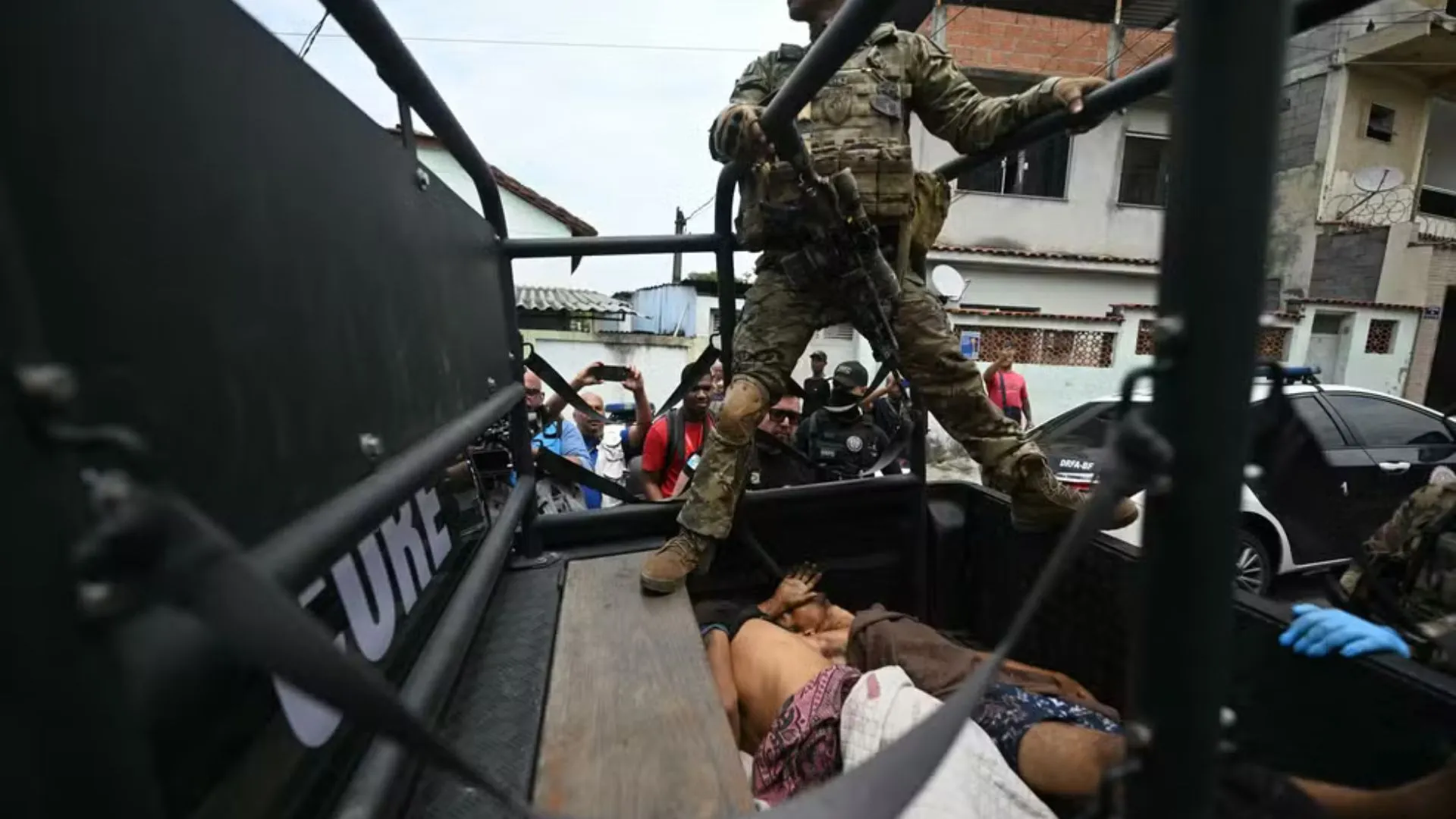 Operação no Rio contra facções criminosas já registra 64 mortes