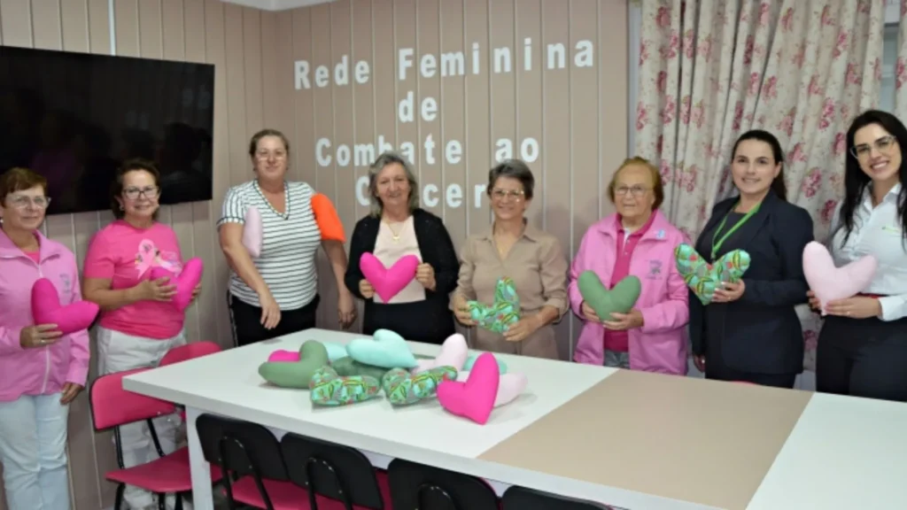 Rede Feminina de Combate ao Câncer recebe corações solidários