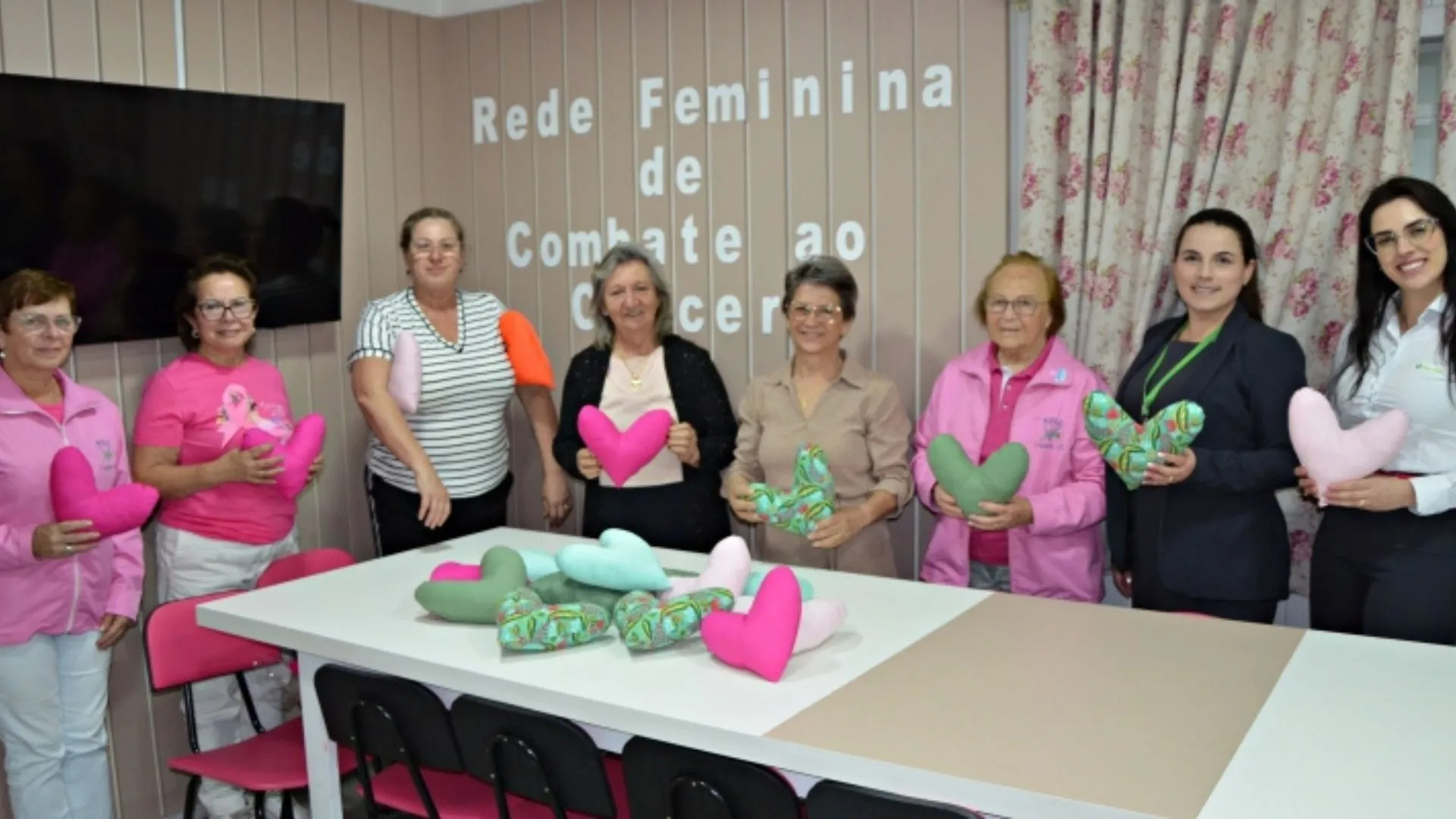 corações solidários (2) Rede Feminina de Combate ao Câncer recebe corações solidários