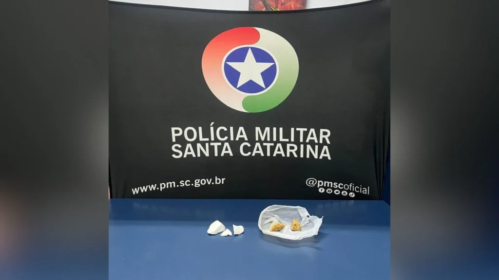 PM prende foragido e apreende crack e cocaína em operação