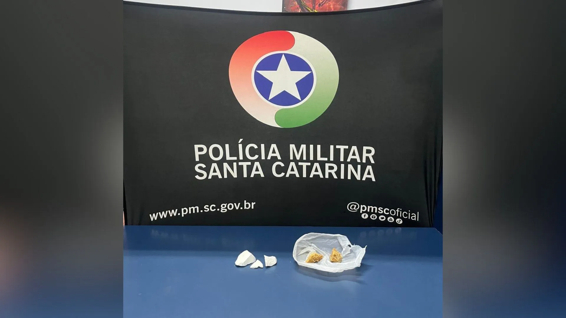 PM prende foragido e apreende crack e cocaína em operação