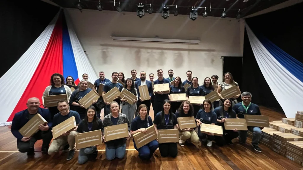 Professores de Caçador recebem chromebooks e show de Diogo Almeida