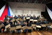 Professores de Caçador recebem chromebooks e show de Diogo Almeida