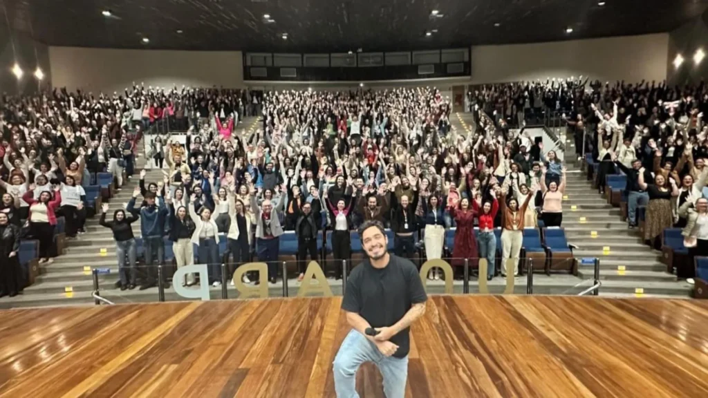 Diogo Almeida faz show em homenagem aos professores de Caçador