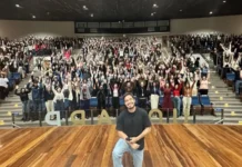 Diogo Almeida faz show em homenagem aos professores de Caçador
