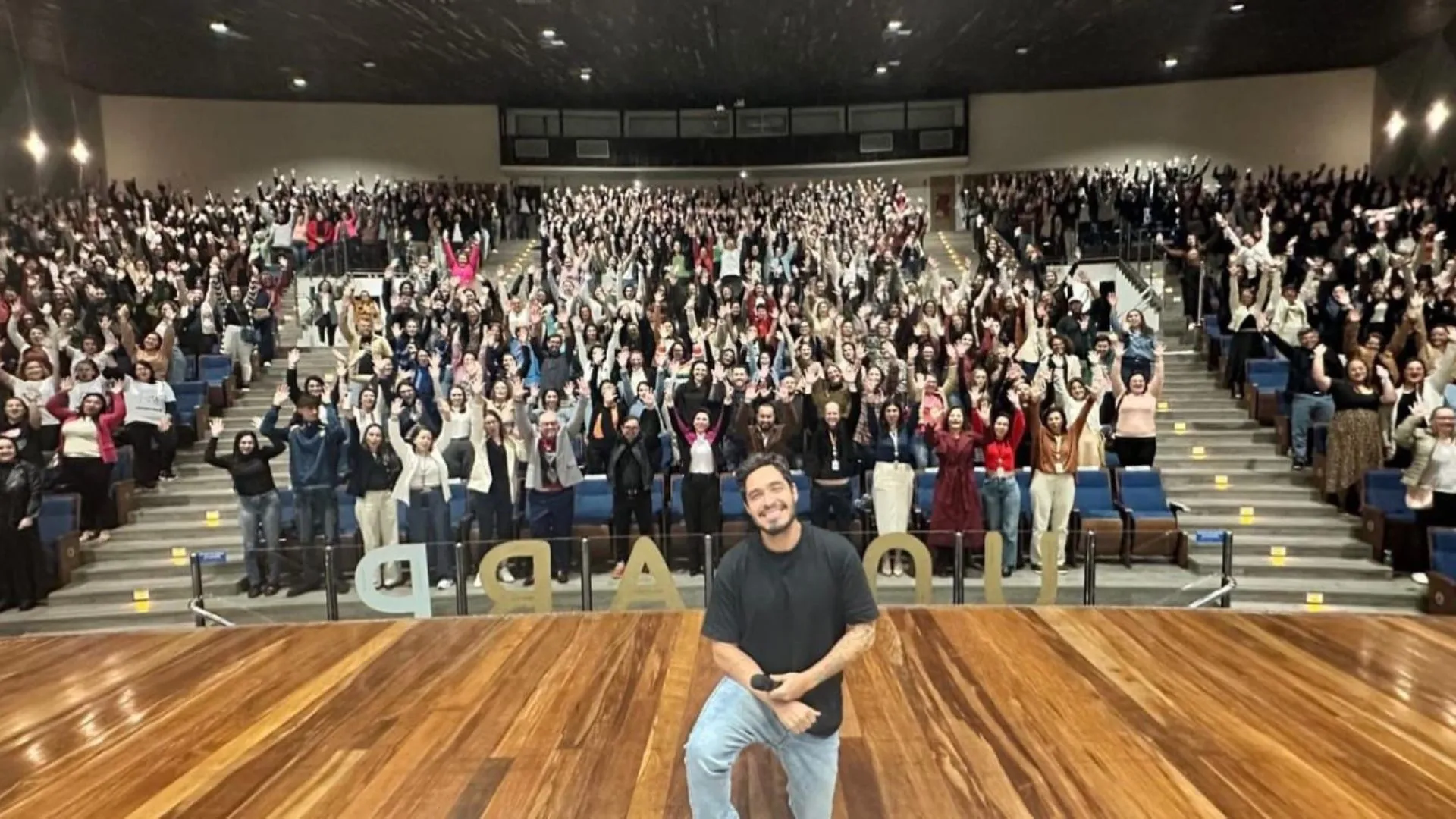 Diogo Almeida faz show em homenagem aos professores de Caçador
