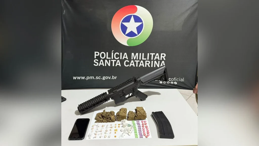 Fuzil falso é apreendido juntamente com drogas pela Polícia Militar