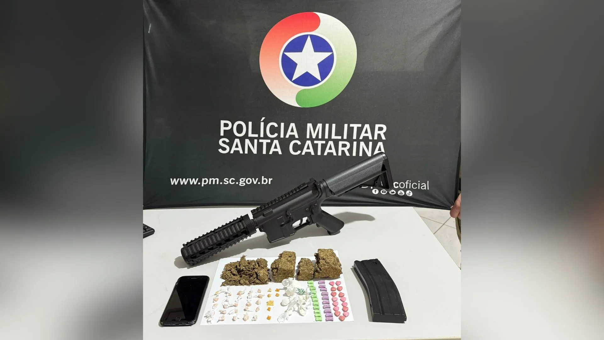 Fuzil falso é apreendido juntamente com drogas pela Polícia Militar
