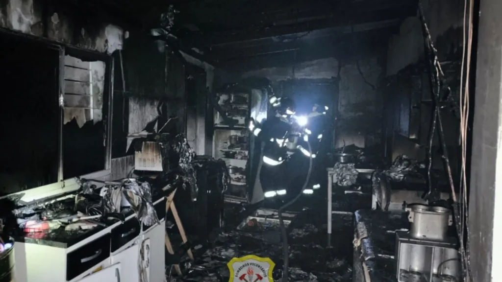 Incêndio destrói residência durante a madrugada no bairro Berger
