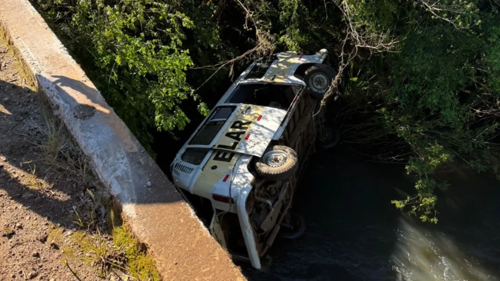 Kombi escolar com 9 crianças cai em rio no Meio-Oeste