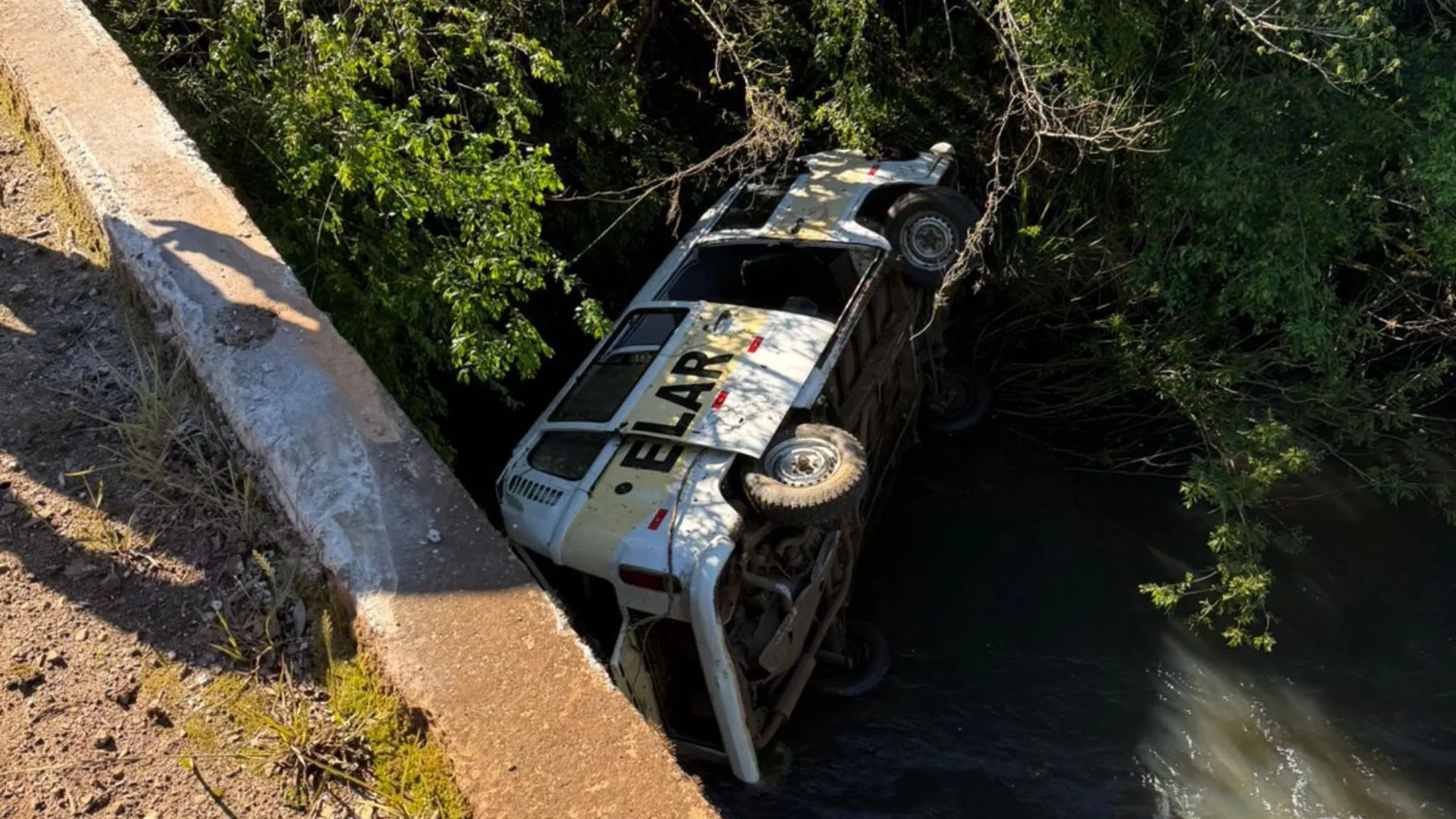 Kombi escolar com 9 crianças cai em rio no Meio-Oeste