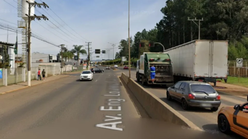 Motorista embriagado dorme ao volante e para no meio da rua