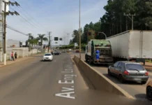 Motorista embriagado dorme ao volante e para no meio da rua