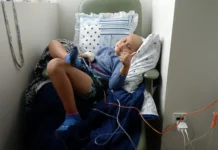 Pais pedem ajuda para tratamento de filho com leucemia