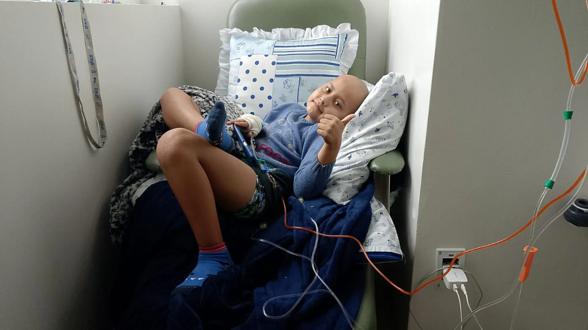 Pais pedem ajuda para tratamento de filho com leucemia