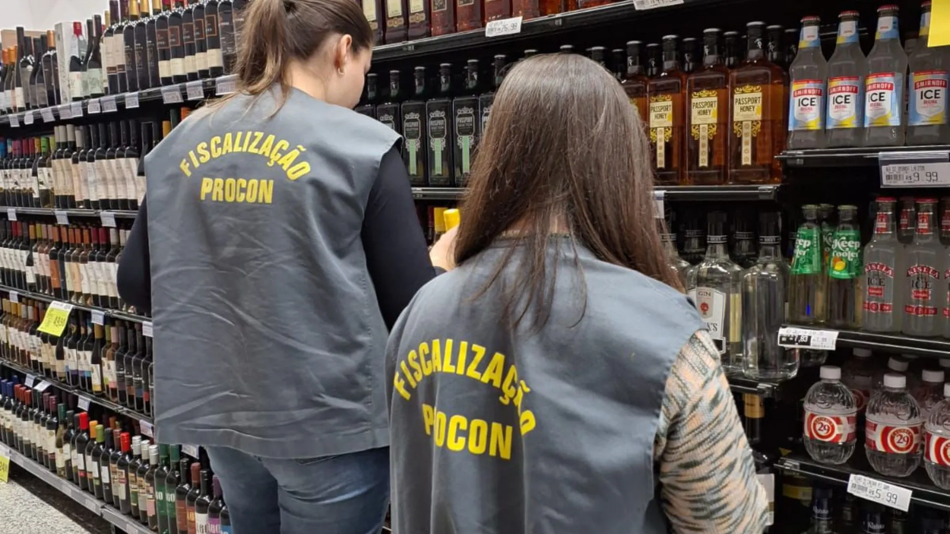 Procon de Caçador fiscaliza bebidas alcoólicas para coibir produtos falsificados
