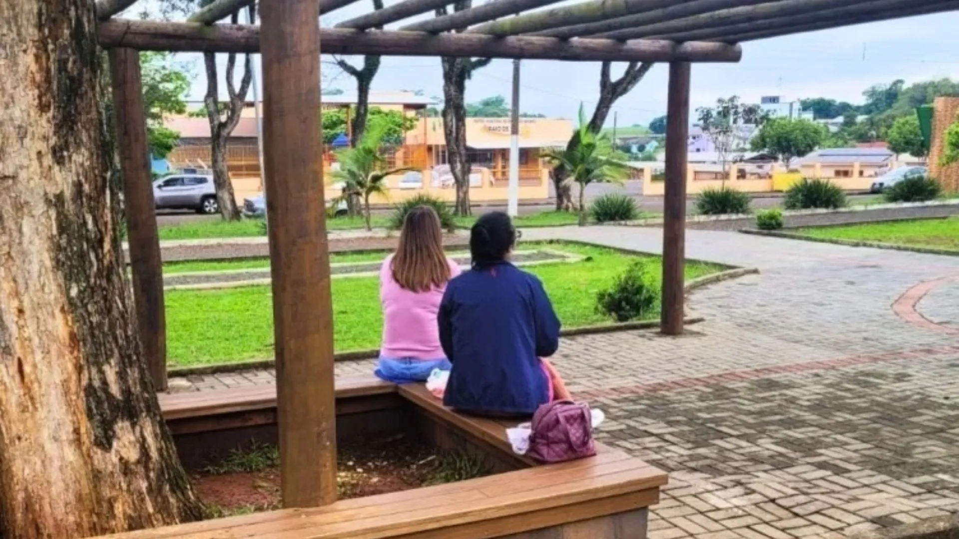 Professoras são proibidas de almoçar na escola e comem na praça