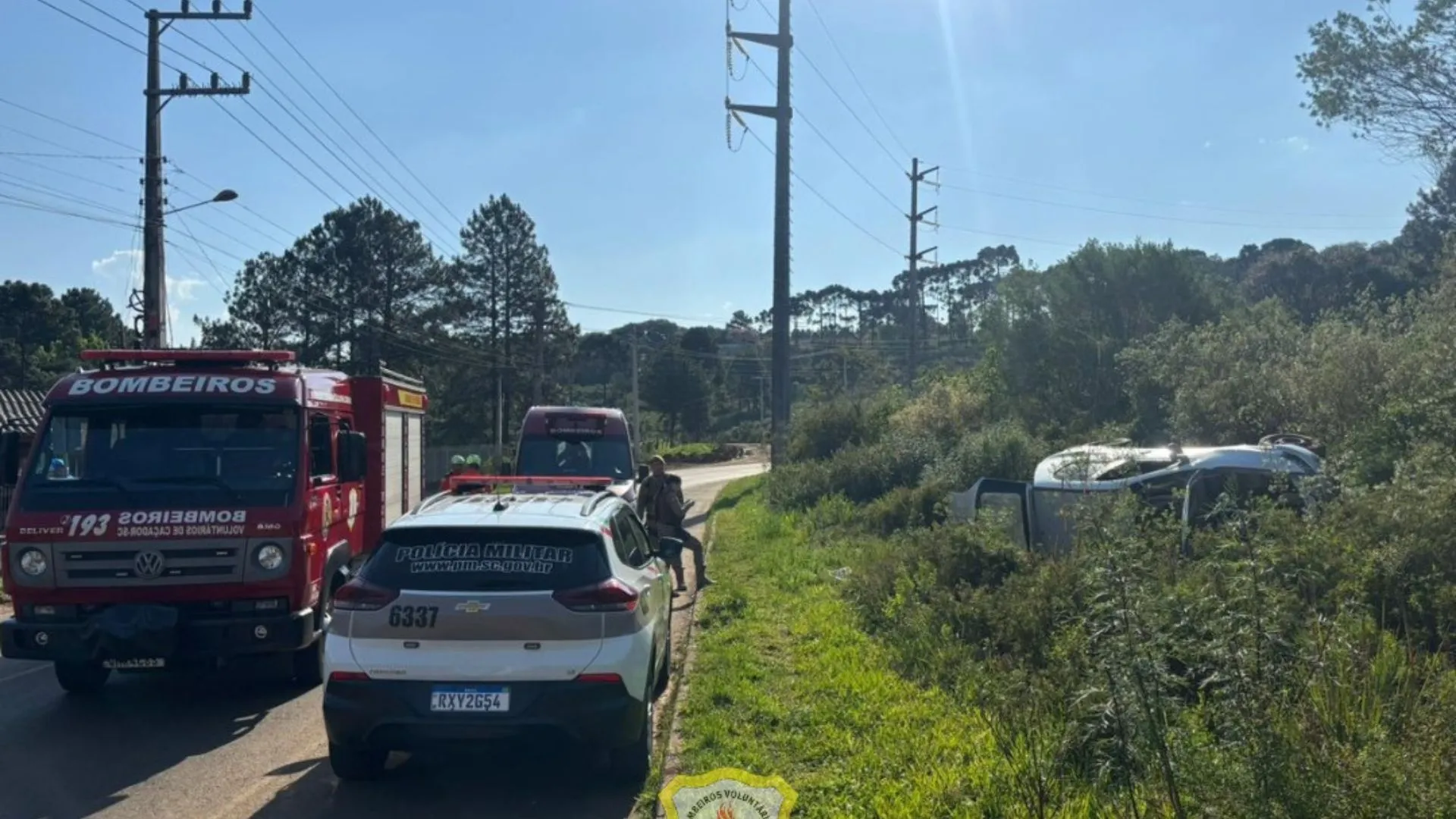 Duas pessoas ficam feridas em saída de pista no bairro Martello